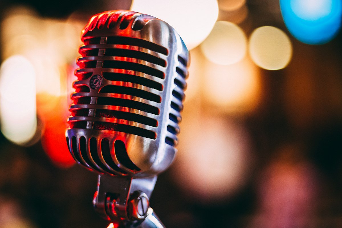 كبائن التسجيل الصوتية وغرف العزل Vocal Booths إزالة الروائح المكتومة ورذاذ اللعاب بالأوزون بالكويت